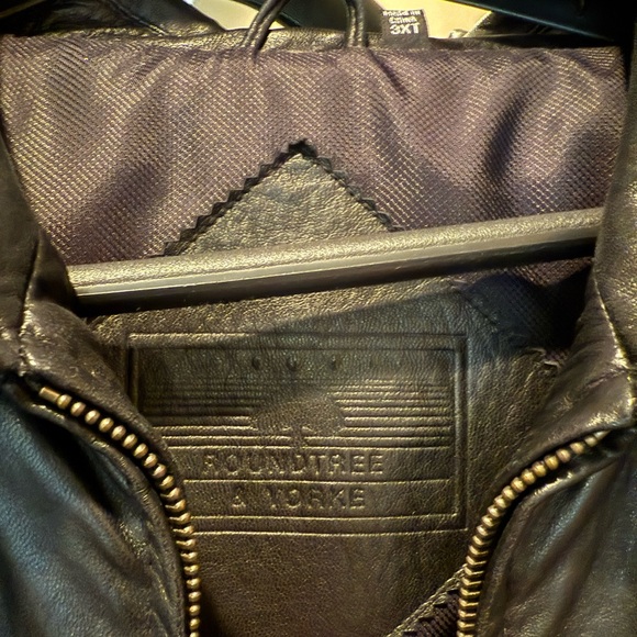 Roundtree and Yorke black lambskin leather bomber coat - Picture 3 of 3